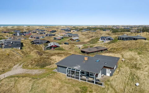 Emelin - 475M from the Sea: Dach, Haus, Zuhause, Hütte, Tür, Abstellgleis, Deck, Veranda, Planke, Hartholz