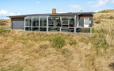 Emelin - 475M from the Sea: Dach, Haus, Zuhause, Hütte, Tür, Abstellgleis, Deck, Veranda, Planke, Hartholz
