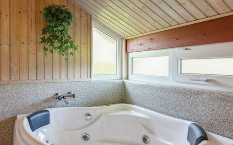 Menka - 1.3Km from the Sea: Armatur, Badewanne, Badezimmer, Flooring, Interior Design, Decke, Fussboden, Installation, Zapfhahn, Zimmer