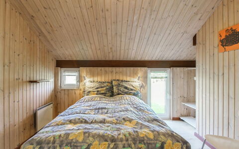 Menka - 1.3Km from the Sea: Interior Design, Flooring, Holz, Fussboden, Decke, Schlafzimmer, Zimmer, Bett, Möbel, Beleuchtung