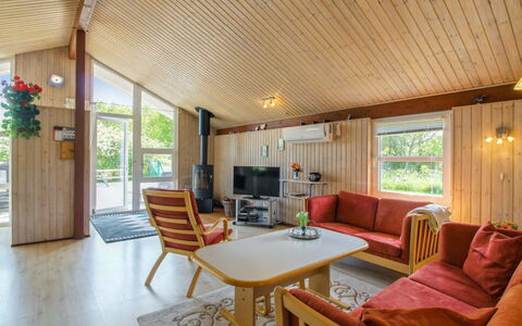 Menka - 1.3Km from the Sea: Holz, Decke, Flooring, Interior Design, Fussboden, Zimmer, Couch, Möbel, Wohnzimmer, Holzboden