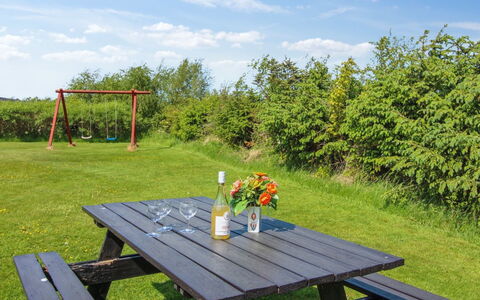 Menka - 1.3Km from the Sea: Möbel, Außenbank, Gartenmöbel, Tabelle, Picknicktisch, Tisch Im Freien, Bank, Hartholz, Stuhl, Garten