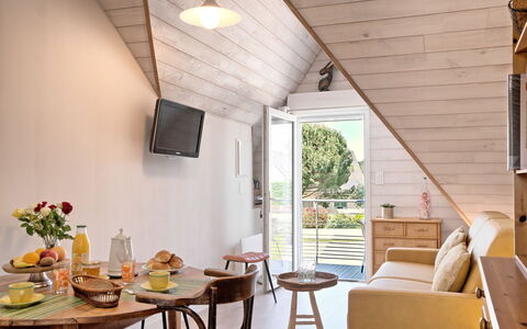 Petit Grain de Café: Möbel, Eigentum, Tabelle, Holz, Interior Design, Stuhl, Schatten, Gebäude, Fussboden, Geschirr