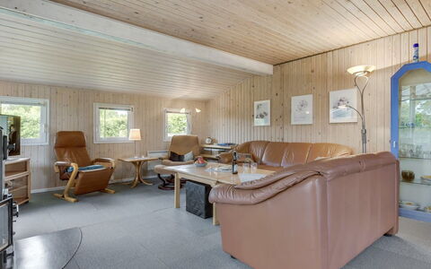Virpi - 400M from the Sea: Holz, Decke, Interior Design, Möbel, Zimmer, Zuhause, Fussboden, Couch, Wohnzimmer, Flooring