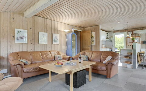 Virpi - 400M from the Sea: Möbel, Holz, Interior Design, Decke, Fussboden, Flooring, Zuhause, Zimmer, Couch, Wohnzimmer