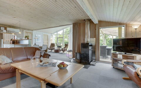 Virpi - 400M from the Sea: Interior Design, Möbel, Holz, Decke, Couch, Flooring, Fussboden, Wohnzimmer, Zimmer, Stuhl