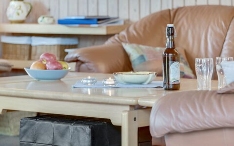Virpi - 400M from the Sea: Möbel, Holz, Tabelle, Flooring, Interior Design, Fussboden, Zimmer, Stuhl, Kaffetisch, Wohnzimmer