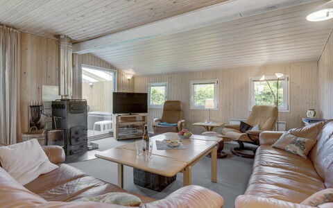 Virpi - 400M from the Sea: Holz, Decke, Interior Design, Zuhause, Möbel, Zimmer, Fussboden, Hütte, Hartholz, Wohnzimmer