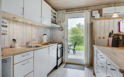 Virpi - 400M from the Sea: Küche, Holz, Flooring, Küchengerät, Major Appliance, Countertop, Fussboden, Interior Design, Möbel, Zuhause