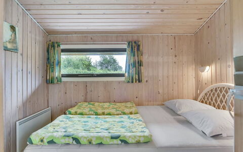 Virpi - 400M from the Sea: Holz, Schlafzimmer, Interior Design, Bett, Decke, Möbel, Bettdecke, Bedding, Fussboden, Bettrahmen