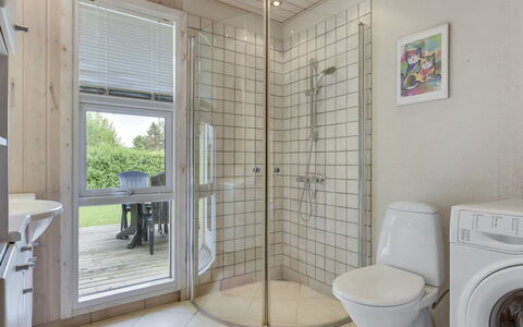 Virpi - 400M from the Sea: Flooring, Fussboden, Interior Design, Decke, Armatur, Installation, Zimmer, Tür, Wohnung, Badezimmer