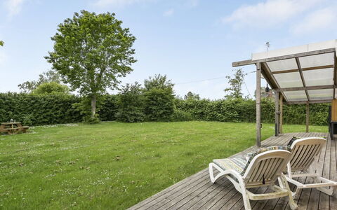 Virpi - 400M from the Sea: Gras, Grundstueck, Garten, Schatten, Rasen, Landscaping, Hinterhof, Hütte, Garten, Deck