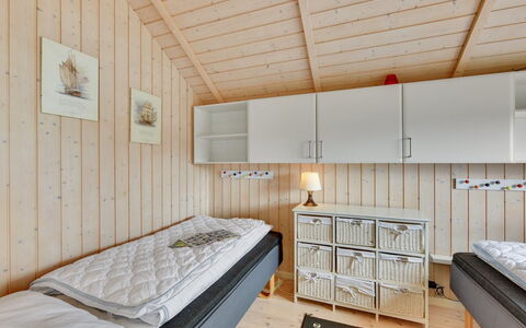 Finnja - 400M from the Sea: Holz, Interior Design, Decke, Fussboden, Flooring, Schlafzimmer, Zuhause, Zimmer, Bett, Holzbeize