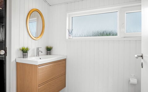 Larisa - 250M from the Sea: Holz, Flooring, Fussboden, Interior Design, Armatur, Badezimmerschrank, Sinken, Installation, Zapfhahn, Badezimmer