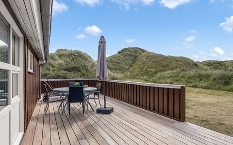 Larisa - 250M from the Sea: Holzboden, Flooring, Fussboden, Holz, Laminatboden, Hartholz, Planke, Holzbeize, Deck, Balkon