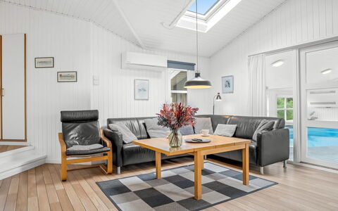 Larisa - 250M from the Sea: Holz, Flooring, Interior Design, Holzboden, Decke, Möbel, Fussboden, Couch, Wohnzimmer, Zuhause