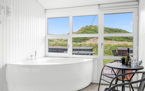 Larisa - 250M from the Sea: Badewanne, Fussboden, Interior Design, Flooring, Decke, Armatur, Badezimmer, Design, Hotel, Jacuzzi