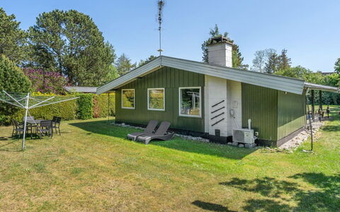 Simon - 225M from the Sea: Dach, Haus, Grundstueck, Zuhause, Hütte, Estate, Gartenbauten, Schatten, Blockhaus, Landscaping