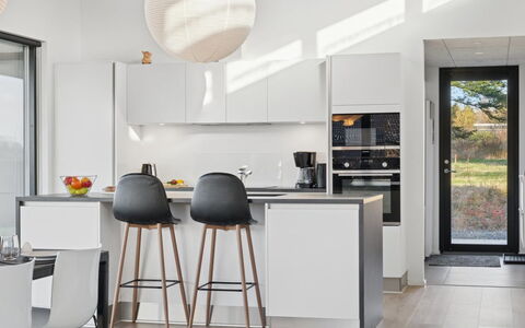 Malfred - 500M from the Sea: Möbel, Interior Design, Küche, Countertop, Flooring, Küchengerät, Fussboden, Holz, Cabinetry, Stuhl