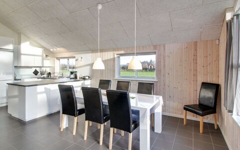 Ethel - 1.5Km to the Fjord: Decke, Holz, Light Fixture, Interior Design, Zuhause, Möbel, Küche & Esszimmer Tisch, Zimmer, Küche, Stuhl
