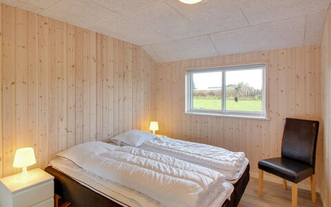 Ethel - 1.5Km to the Fjord: Holz, Schlafzimmer, Hartholz, Holzbeize, Decke, Bettrahmen, Planke, Bedding, Bett, Daylighting