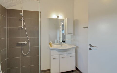 Ethel - 1.5Km to the Fjord: Flooring, Interior Design, Armatur, Fussboden, Wand, Badezimmer, Bad Sink, Decke, Sinken, Zapfhahn