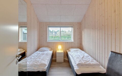 Ethel - 1.5Km to the Fjord: Holz, Fussboden, Schlafzimmer, Decke, Bett, Holzbeize, Bedding, Daylighting, Hartholz, Planke