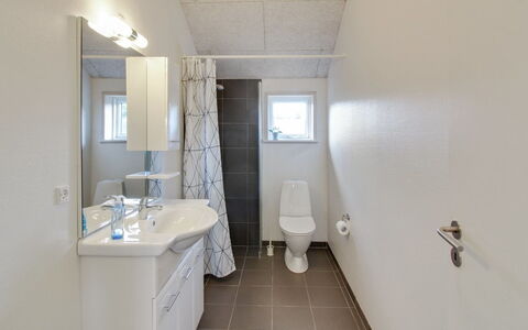 Ethel - 1.5Km to the Fjord: Armatur, Bad Sink, Flooring, Badezimmer, Sinken, Fussboden, Interior Design, Zapfhahn, Toilette, Decke