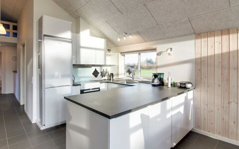 Ethel - 1.5Km to the Fjord: Küche, Decke, Countertop, Flooring, Interior Design, Fussboden, Light Fixture, Küchengerät, Cabinetry, Armatur