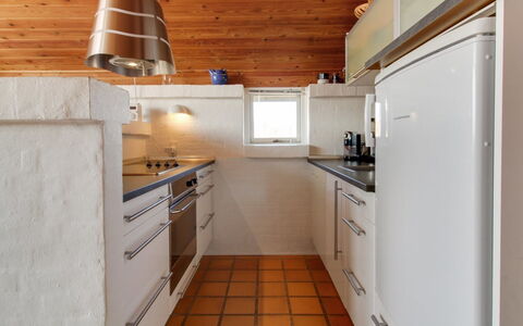 Enwald - 300M from the Sea: Küche, Countertop, Flooring, Interior Design, Küchengerät, Möbel, Fussboden, Cabinetry, Holz, Armatur