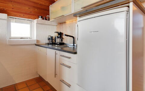 Enwald - 300M from the Sea: Küche, Major Appliance, Küchengerät, Countertop, Flooring, Holz, Interior Design, Armatur, Fussboden, Zapfhahn