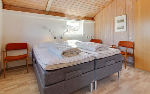 Enwald - 300M from the Sea: Holz, Schlafzimmer, Bett, Interior Design, Decke, Bedding, Zuhause, Fussboden, Bettrahmen, Bettdecke