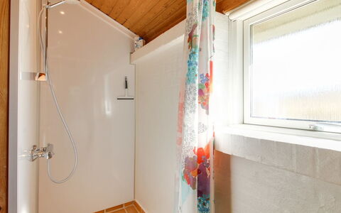 Enwald - 300M from the Sea: Armatur, Badezimmer, Wand, Flooring, Interior Design, Holz, Fussboden, Zapfhahn, Decke, Installation