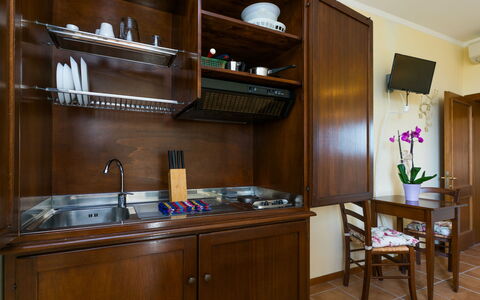 Vinci 956: Möbel, Cabinetry, Spüle, Countertop, Zapfhahn, Sinken, Holz, Zimmerpflanze, Gebäude, Beleuchtung