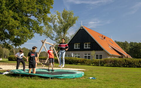 Familieboerderij: Wasser, Gebäude, Wolke, Pflanze, Daytime, Eigentum, Schwimmbad, Himmel, Fenster, Azurblau