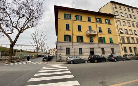 Vintage Apartment in Florence: Himmel, Wolke, Gebäude, Fenster, Auto, Infrastruktur, Baum, Fahrzeug, Strassenbelag