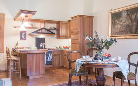Duomo Suite: Möbel, Tabelle, Cabinetry, Blume, Stuhl, Holz, Countertop, Bilderrahmen, Flooring, Gebäude