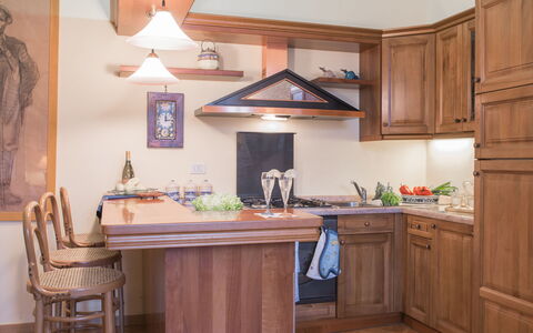 Duomo Suite: Möbel, Eigentum, Cabinetry, Countertop, Gebäude, Holz, Beleuchtung, Interior Design, Tabelle, Fussboden
