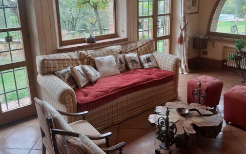 Villa Nibbiano: Möbel, Couch, Eigentum, Fenster, Tabelle, Holz, Wohnzimmer, Textil, Interior Design, Komfort