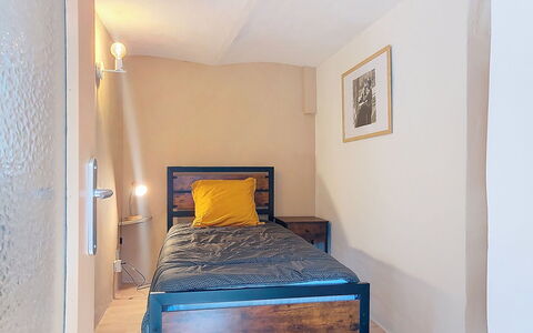 Mimosa: Bett, Möbel, Schlafzimmer, Wand, Holz, Bettdecke, Fussboden, Flooring, Bedding, Interior Design