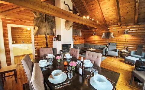 Krampehaugen: Tabelle, Eigentum, Möbel, Geschirr, Holz, Stuhl, Interior Design, Hartholz, Flooring, Barware