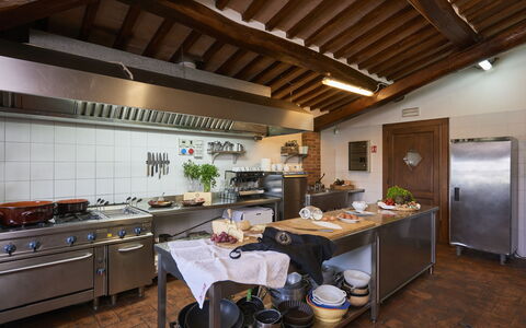 Villa Sulle Crete: Möbel, Countertop, Cabinetry, Holz, Interior Design, Küchengerät, Gebäude, Küche, Flooring, Tabelle