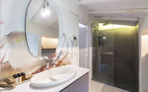 Villa Sulle Crete: Spiegel, Zapfhahn, Armatur, Sinken, Eigentum, Gebäude, Bad Sink, Badezimmer, Haus, Interior Design