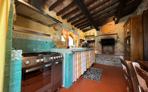 Villa Patrizia: Eigentum, Cabinetry, Gebäude, Holz, Countertop, Interior Design, Küche, Backstein, Fussboden, Flooring