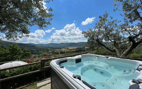 Villa Patrizia: Wolke, Wasser, Himmel, Wasservorräte, Baum, Schwimmbad, Gewässer, Jacuzzi, Natürliche Landschaft, Freizeit