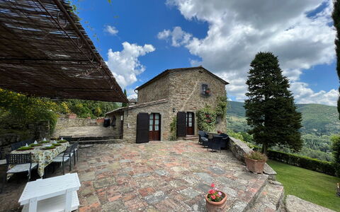 Villa Patrizia: Wolke, Himmel, Pflanze, Eigentum, Gebäude, Baum, Haus, Blumentopf, Hütte, Natürliche Landschaft