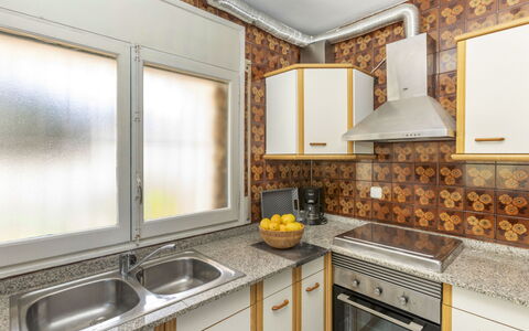 Villa Pedro: Holz, Interior Design, Küche, Countertop, Flooring, Major Appliance, Armatur, Fussboden, Sinken, Decke