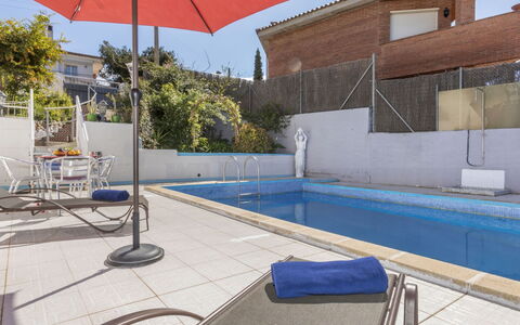 Villa Pedro: Schwimmbad, Gartenmöbel, Resort, Verbundwerkstoff, Stuhl, Regenschirm, Sonnenliege, Schatten, Zimmerpflanze, Eco Hotel
