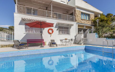 Villa Pedro: Schwimmbad, Wohngebiet, Resort, Menschliche Siedlung, Verbundwerkstoff, Estate, Gartenmöbel, Villa, Hotel, Balkon