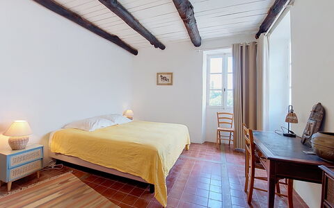 Penta: Möbel, Bett, Schlafzimmer, Wand, Flooring, Bettdecke, Interior Design, Fussboden, Bedding, Holz